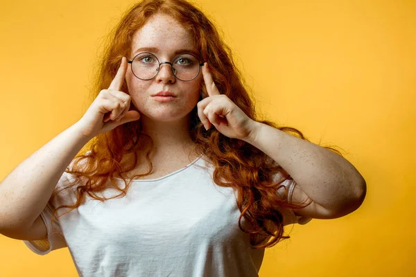 Düşünceli kadın konsepti.