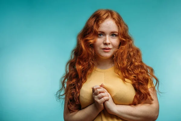 Estúdio tiro de gengibre jovem mulher com cabelo solto olhando para a câmera no estúdio — Fotografia de Stock