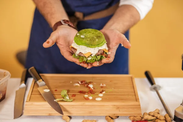 Friss ízletes burger zöld zsemle elszigetelt sárga háttér — Stock Fotó