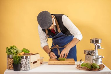 Kapalı mekanlarda, yiyeceklerde ve küçük işletmelerde hamburgercilik yapmak için kesilen yeşil çörekler.