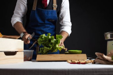 Hamburgerin üzerine marul ekliyorum. Hamburger hazırlanıyor..