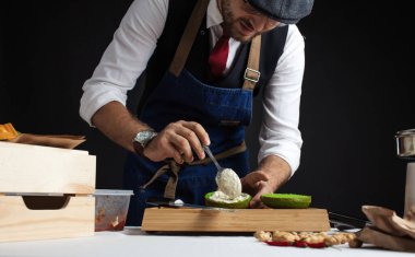 Hamburger pişir yeşil çöreğe sos ekle.