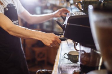 Kahveci farklı türde kahve hazırlayıp servis ediyor.