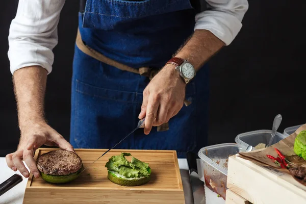 Chef macho prepara deliciosa hamburguesa fresca, de cerca — Foto de Stock