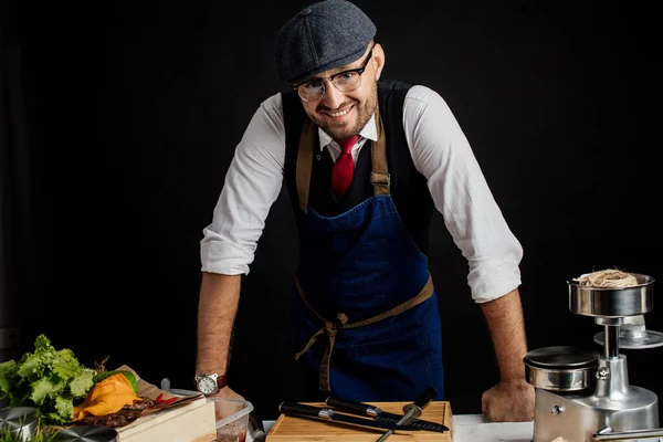 Restaurant Chef kijkt vol vertrouwen naar de camera . — Stockfoto