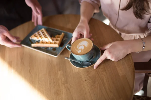 カプチーノラテアートロゼッタ — ストック写真