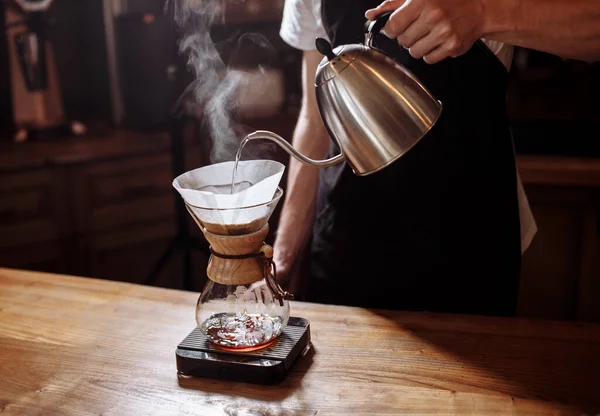 Männchen kocht Kaffee mit einem Chemex — Stockfoto