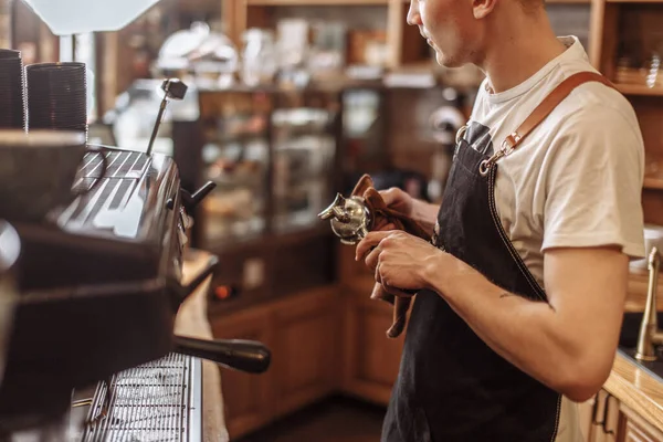 Cropped photo of a young barista preparing the tamper for work — Stock Photo, Image