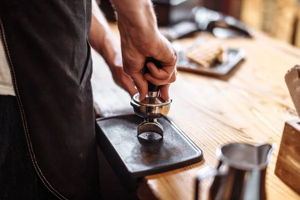 Barista presst Kaffeebohnen mit Stampfer — Stockfoto