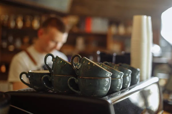 Blauwe koffiekopjes op de plank in het café. wazige achtergrond — Stockfoto