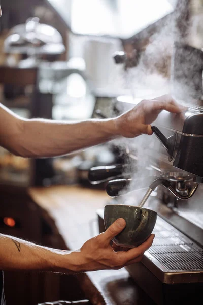 Aromatische stoom van lekkere warme koffiedrank — Stockfoto