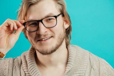 Gözlüklü ve kazaklı güçlü kişisel antrenör.