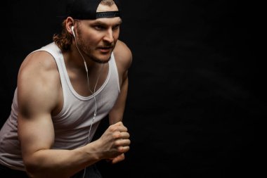 Günlük kıyafetlerle dans eden genç adam.