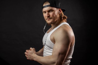 Güçlü dövüşçüler kollarını uzatıyor.