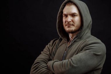 Yeşil kapüşonlu kaslı boksör.