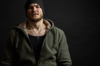 Traşsız, güçlü beden eğitimi öğretmeninin portresini kapat.