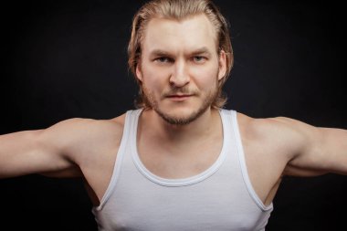 Güçlü sakallı adam sabah egzersizi yapıyor. Atölyede yüzücü