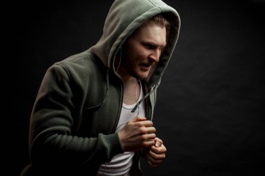 Hırsız polisten kaçıyor.