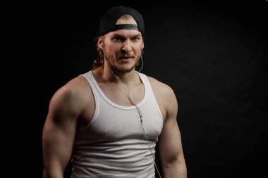 Siyah şapkalı kaslı genç adam.