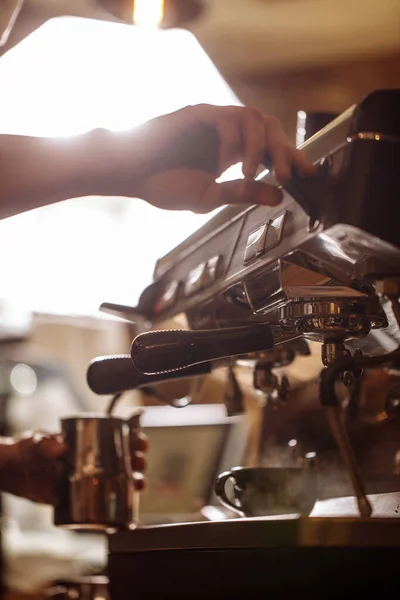 Использование кофеварки в кафе — стоковое фото