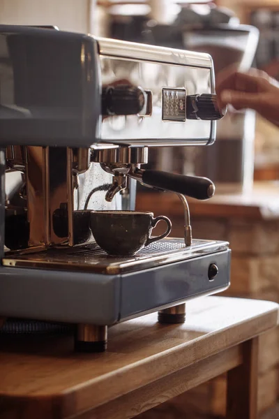 De handen gaan de koffiemachine gebruiken — Stockfoto