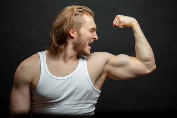 Vreugdevolle atleet bewonderen met zijn sterke armen geïsoleerd op de zwarte achtergrond — Stockfoto