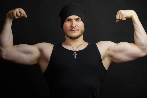 Przystojny mężczyzna z Duży biceps to pozowanie dla w aparat — Zdjęcie stockowe