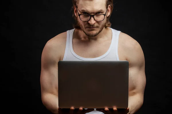 Serieuze kerel met sterke armen houden laptop — Stockfoto
