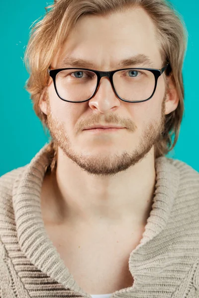 Portrait en gros plan de l'homme aux cheveux blonds avec un pull élégant — Photo
