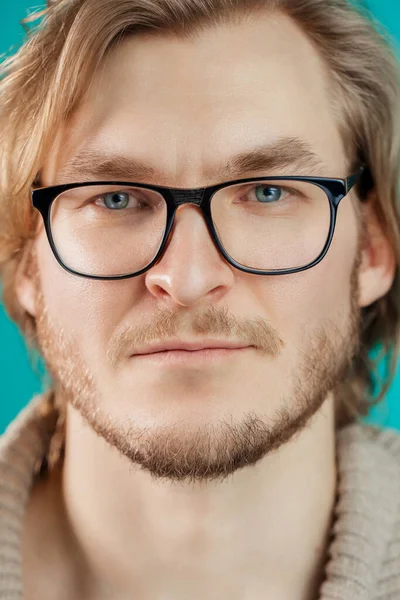 Retrato de primer plano de hombre guapo con cabello rubio y hermosos ojos azules — Foto de Stock