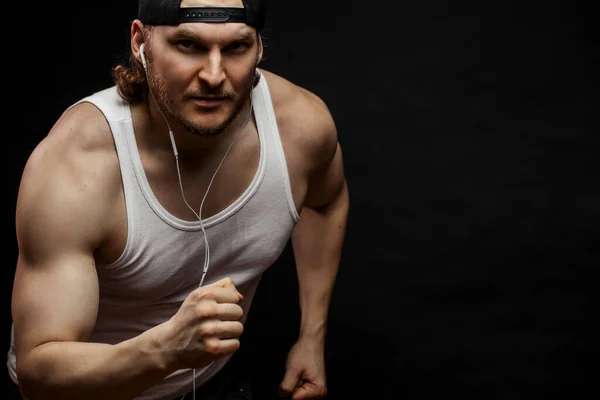 Grande muscolare ragazzo spendere tempo su corsa isolato nero sfondo — Foto Stock