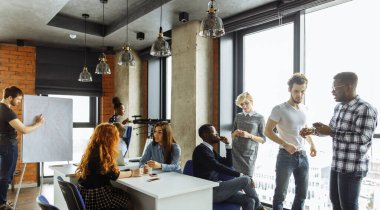 Görevde çalışan çok ırklı gençler