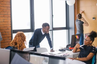 Afrikalı bir adam siyahi bir kadından komutasına katılmasını istiyor.