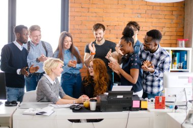 Övünen gençler, arkadaşlarının sınav sonuçlarını sıcak bir şekilde kutluyorlar.