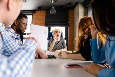 Sarışın takım lideri personel yönetiyor.
