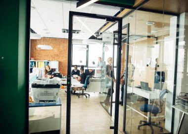 Rutubetli kalabalık ofis cam kapılı.