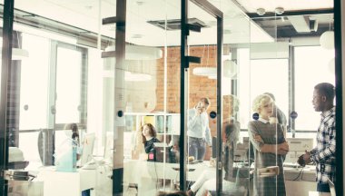 Birçok genç insan bazı sorunları çözmeye çalışıyor.