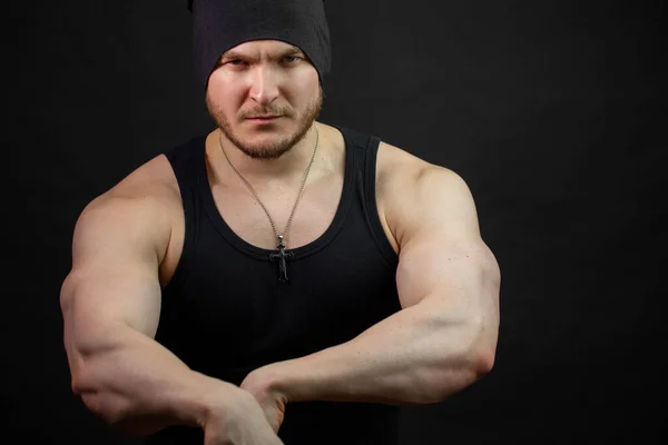 Sterke kerel doet bodybuilding movemets — Stockfoto