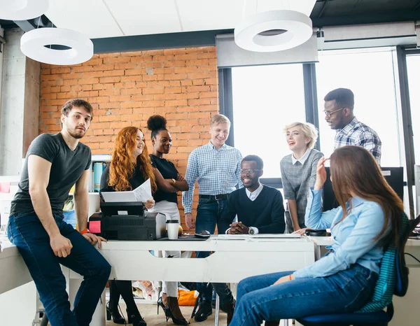 Multikulturelles Team aktiver Journalisten mit guter Laune — Stockfoto