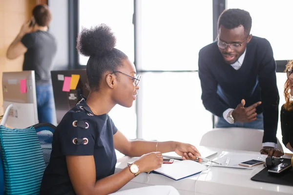 Zwart fasion vrouw aanbieden van een pakket van diensten voor diverse studenten — Stockfoto