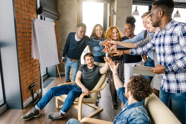 Joyeux étudiants rejoignent le syndicat. pourcentage unanime — Photo