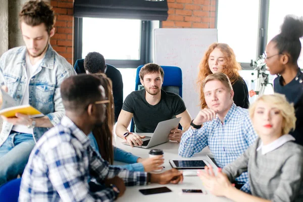 Giovane capo inesperto non può costringere i suoi lavoratori a lavorare — Foto Stock