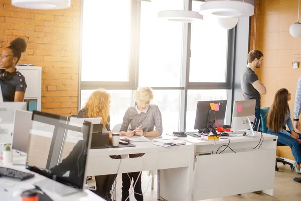 Young beautiful women are talking about their problems while working — Stock Photo, Image