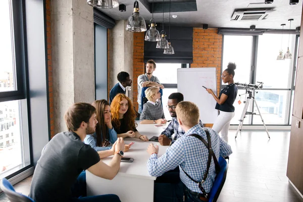 Travailler en groupe dans un séminaire d'affaires — Photo