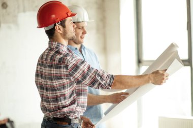 Müteahhitlerin şefi, meslektaşlarının çalışma sürecini yönetiyor.