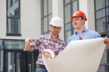 Hırslı mühendis ekip çalışması bir bina planından bahsediyor.