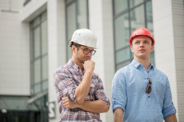 Boncuklu müteahhit, aklını işine bağımlı hale getirdi.