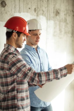 Yeni yönetici mühendislerin görevlerini öğreniyor.