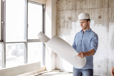 Günlük kıyafet mühendisi inşaat projesinde çalışıyor.