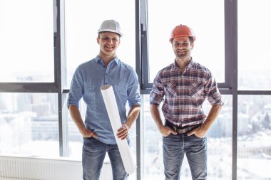 İnşaatçılardan oluşan dost bir ekip evinizi profesyonel olarak yeniden inşa etmeye yardım ediyor.